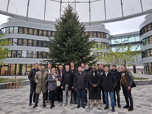 GruppenfotovorSMSGebäude